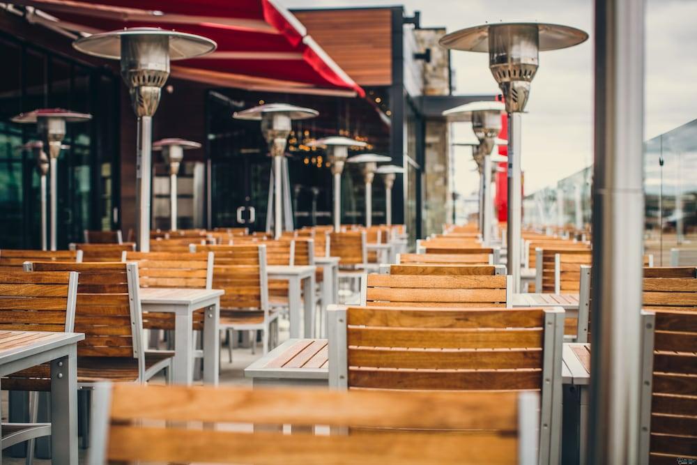 Otl Gouverneur Chicoutimi Dış mekan fotoğraf Patio heaters at a restaurant