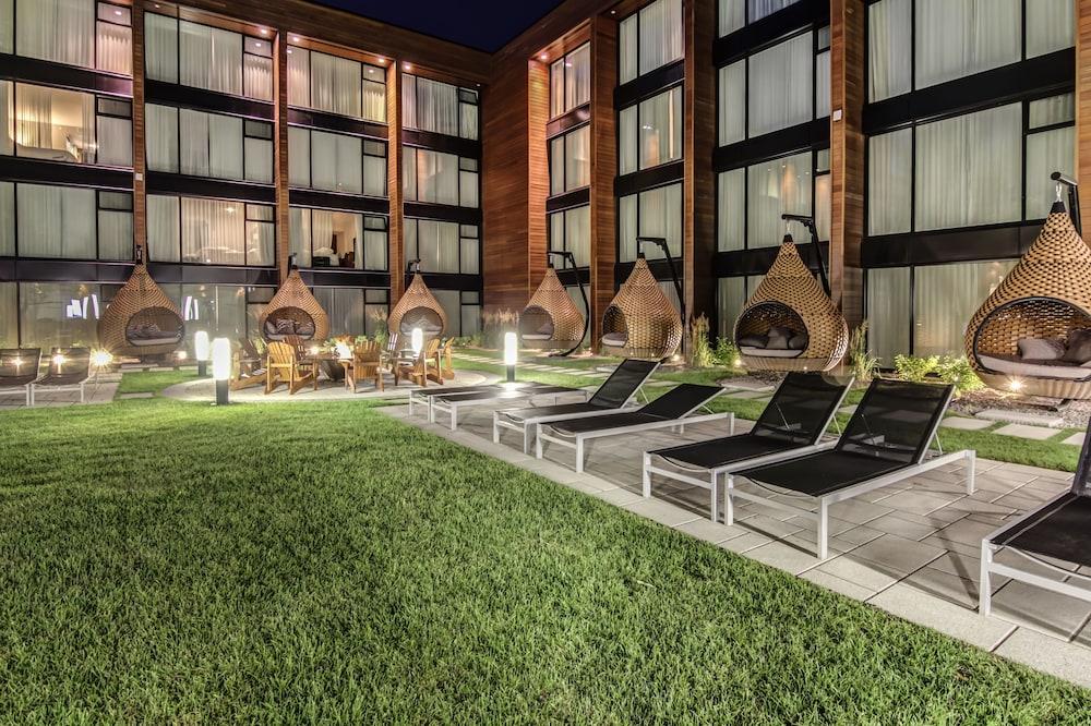 Otl Gouverneur Chicoutimi Dış mekan fotoğraf The hotel's courtyard