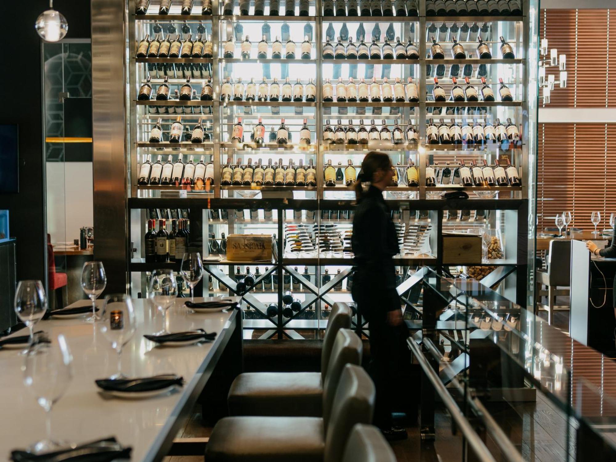 Otl Gouverneur Chicoutimi Dış mekan fotoğraf Wine bar in Tokyo