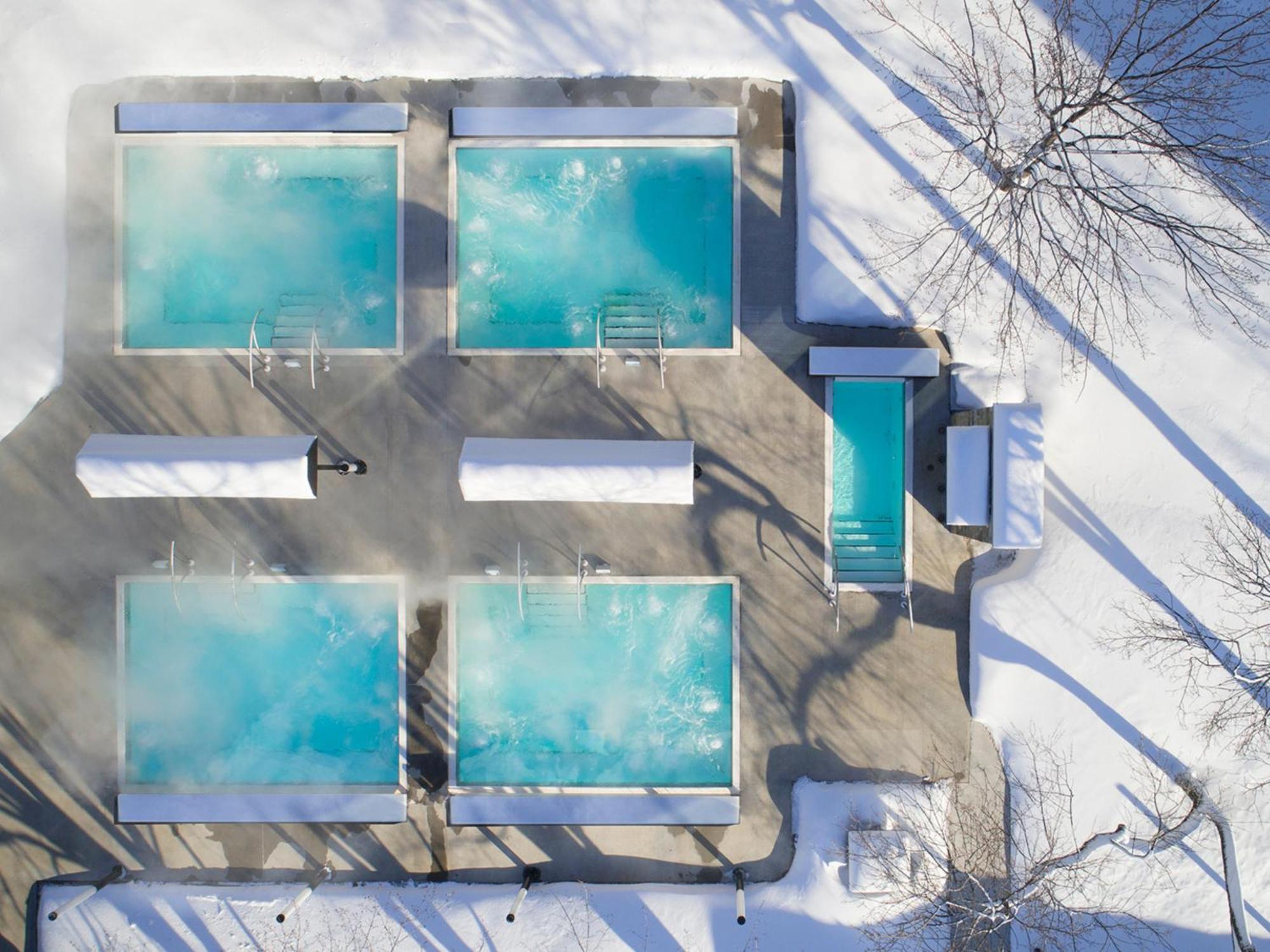 Otl Gouverneur Chicoutimi Dış mekan fotoğraf Aerial view of the pools