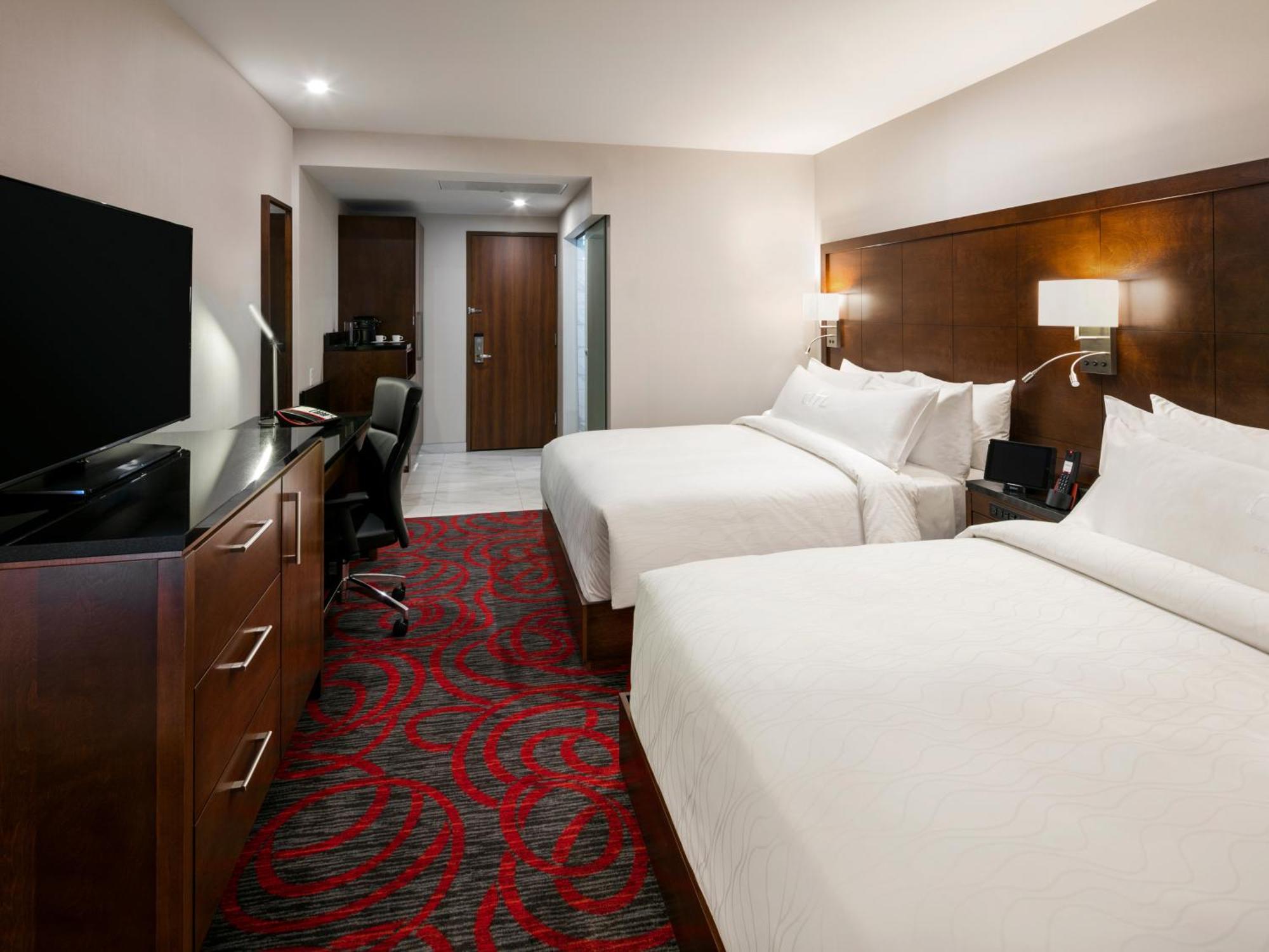 Otl Gouverneur Chicoutimi Dış mekan fotoğraf A guest room at the Hilton Garden Inn in San Francisco