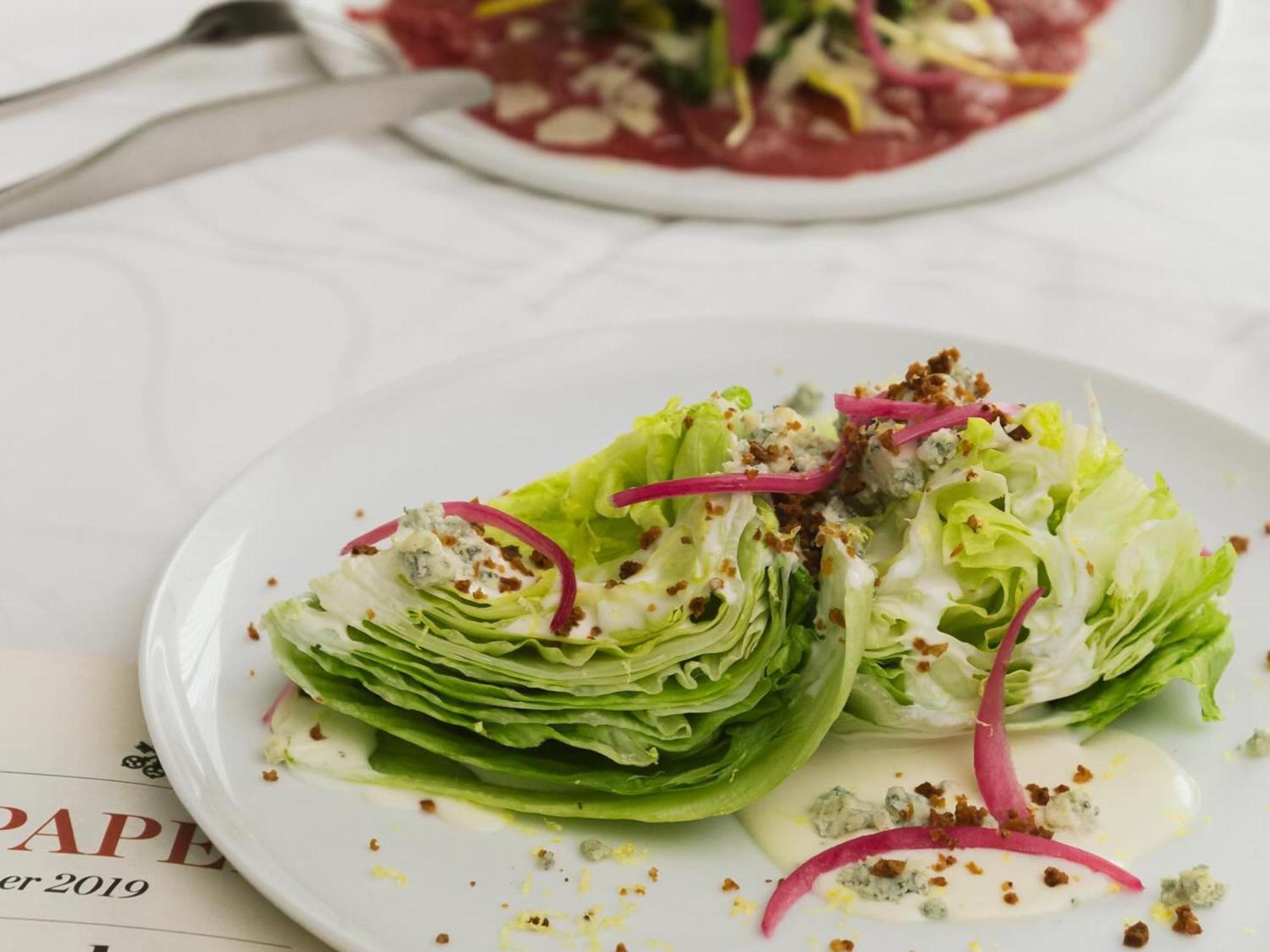 Otl Gouverneur Chicoutimi Dış mekan fotoğraf A wedge salad