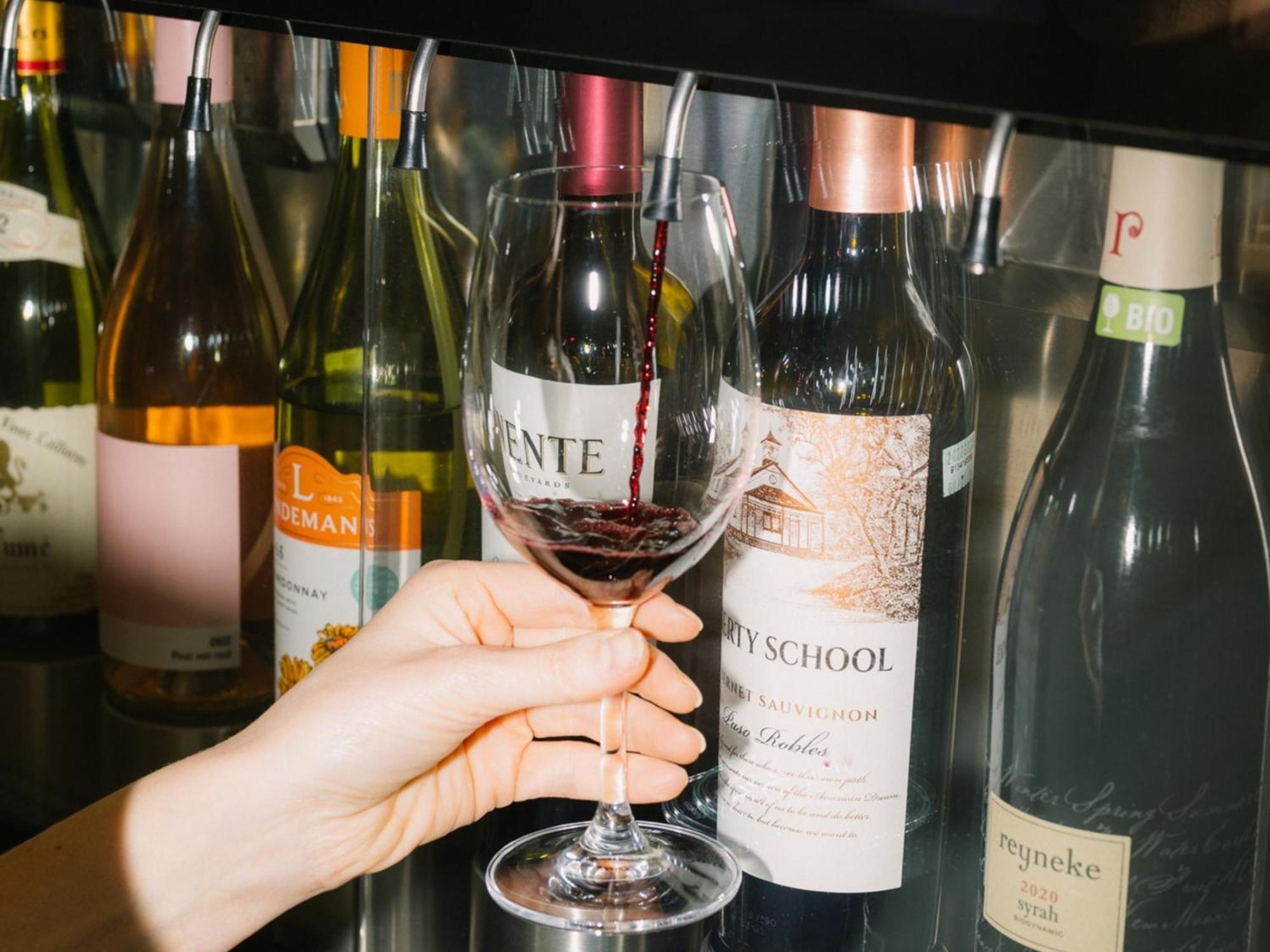Otl Gouverneur Chicoutimi Dış mekan fotoğraf Wine tasting